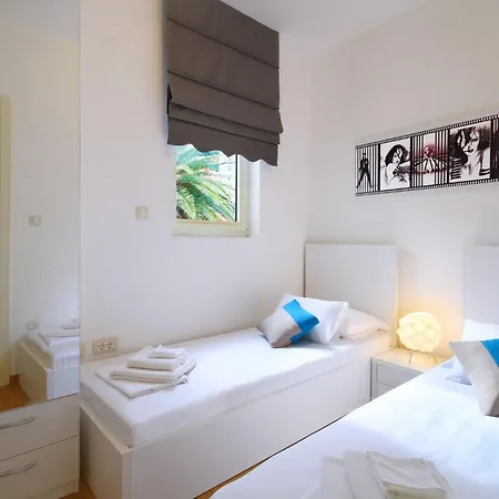 Aquamarine - Two Bedrooms - Near The Old Town Apartment *